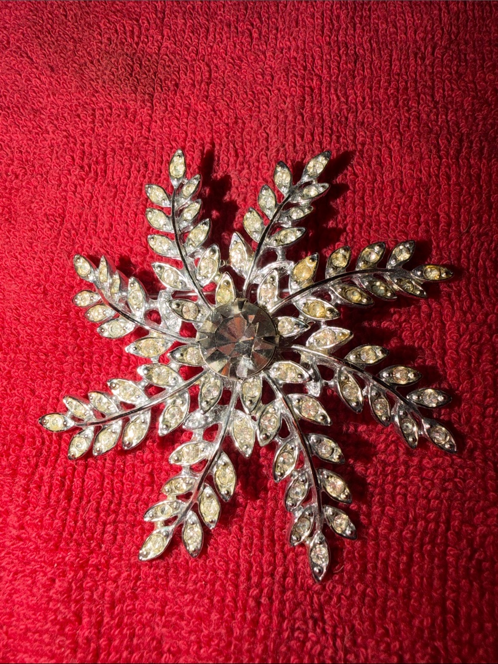 Vintage Crystal Snowflake brooch - Silver Sparkle